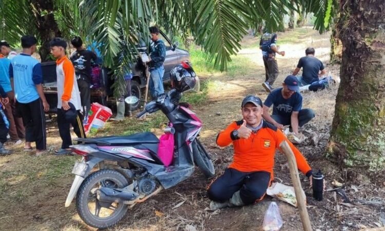 Warga LDII Pasir Putih Gotong Royong Garap Lahan Kebun Sawit