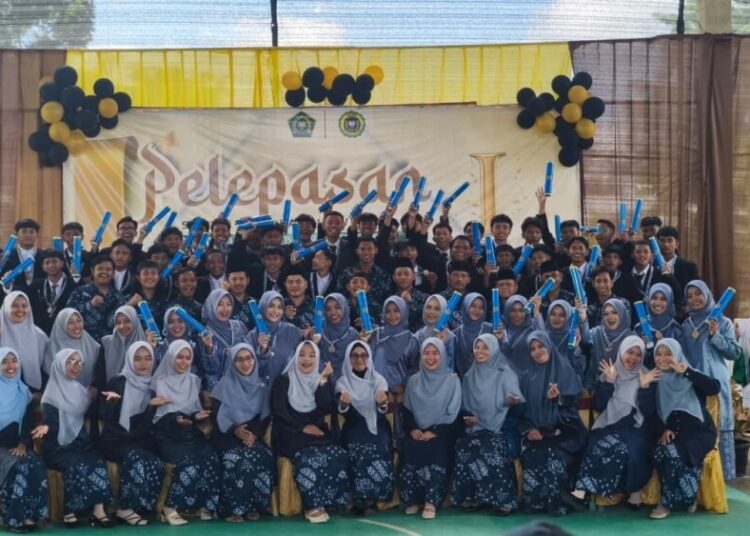 Miftahul Huda Boarding School Lepas 450 Santri dan Santriwati
