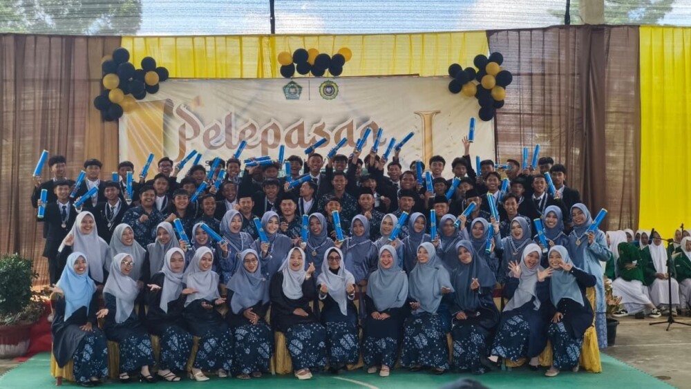 Miftahul Huda Boarding School Lepas 450 Santri dan Santriwati