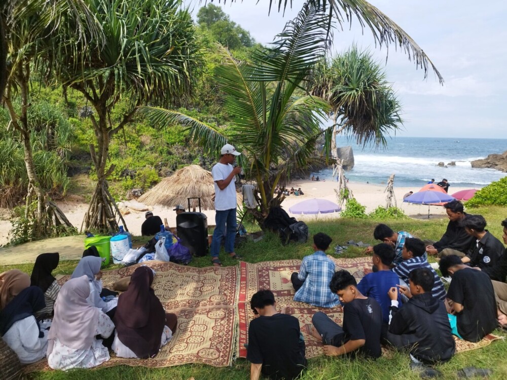 Puluhan Remaja GPU Banaran II Ikuti Outbound dan Aksi Bersih Pantai Toroudan