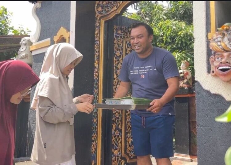 Jaga Kerukunan, Warga LDII Tabanan Lestarikan Tradisi Ngejot Daging Kurban ke Umat Lain
