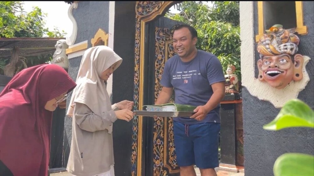 Jaga Kerukunan, Warga LDII Tabanan Lestarikan Tradisi Ngejot Daging Kurban ke Umat Lain