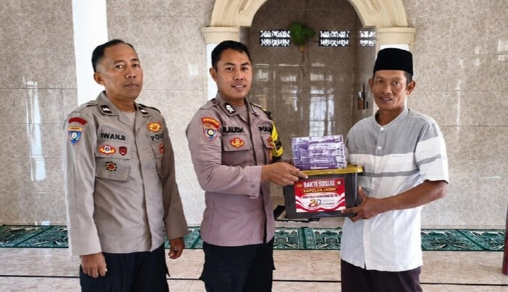 Perkuat Pembinaan Umat, Polri Beri Bantuan Al Quran pada LDII Banyuwangi