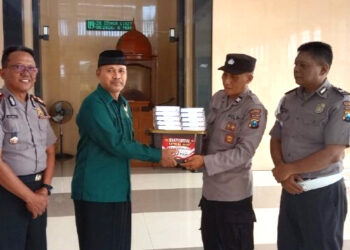 Rayakan HUT Bhayangkara, Masjid LDII Glagah Terima Bantuan Mushaf Al Quran