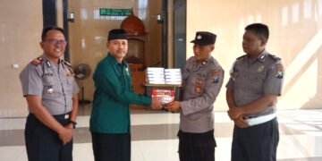 Rayakan HUT Bhayangkara, Masjid LDII Glagah Terima Bantuan Mushaf Al Quran
