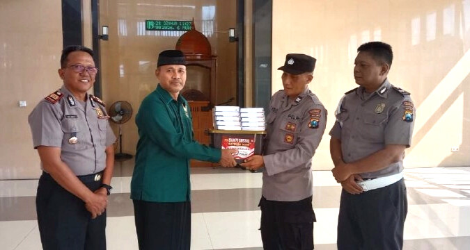 Rayakan HUT Bhayangkara, Masjid LDII Glagah Terima Bantuan Mushaf Al Quran