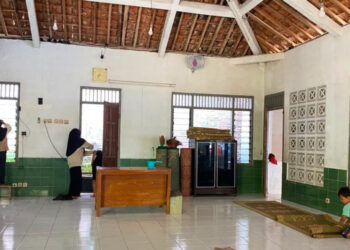 Wujudkan Lingkungan Bersih, PAC LDII Kulur Kerja Bakti di Masjid