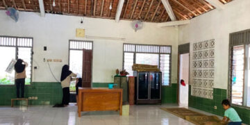 Wujudkan Lingkungan Bersih, PAC LDII Kulur Kerja Bakti di Masjid