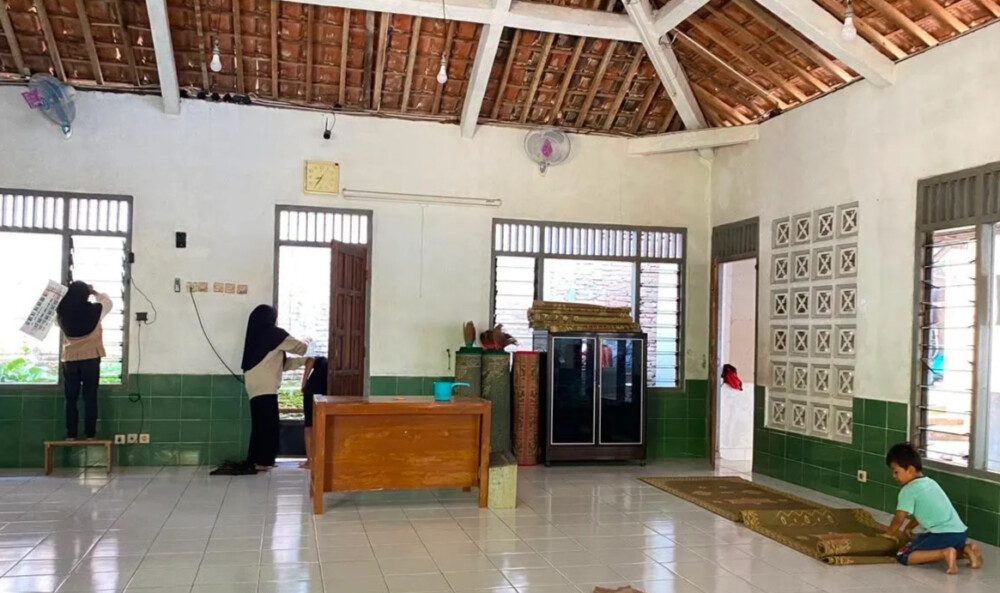 Wujudkan Lingkungan Bersih, PAC LDII Kulur Kerja Bakti di Masjid