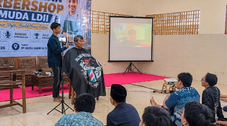 Antisipasi Persaingan Kerja, LDII Mojoroto Bekali Pemuda Keterampilan Pangkas Rambut