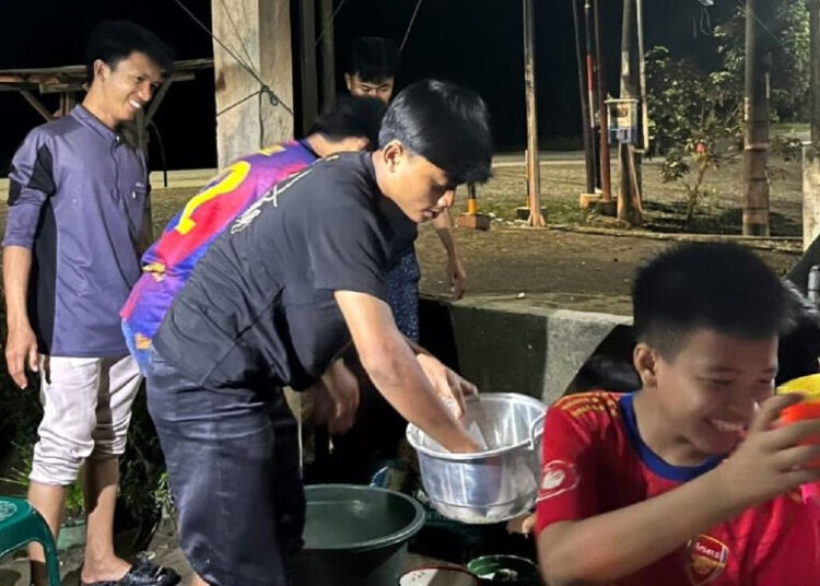 Latih Kemandirian, Pemuda LDII Simpang Abadi Olah Daging Kurban Jadi Bakso
