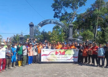 Warga LDII Balepanjang Gotong Royong Perbaiki Gedung Pertemuan Kelurahan