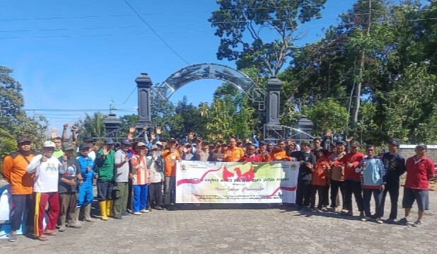 Warga LDII Balepanjang Gotong Royong Perbaiki Gedung Pertemuan Kelurahan