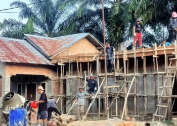 LDII Simpang Abadi Gotong Royong Mengecor Lantai Kamar Mandi