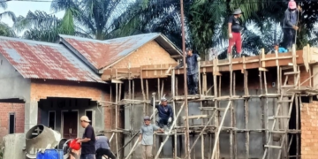 LDII Simpang Abadi Gotong Royong Mengecor Lantai Kamar Mandi