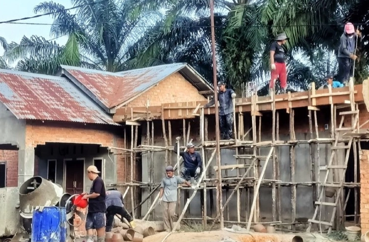 LDII Simpang Abadi Gotong Royong Mengecor Lantai Kamar Mandi