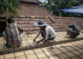 Warga LDII Pasar Singkut Gotong Royong Bangun Sarana Sanitasi