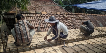 Warga LDII Pasar Singkut Gotong Royong Bangun Sarana Sanitasi