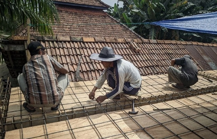 Warga LDII Pasar Singkut Gotong Royong Bangun Sarana Sanitasi
