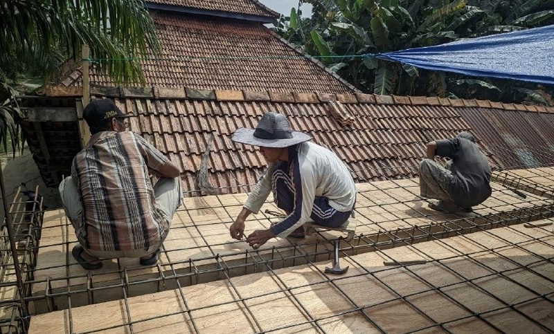 Warga LDII Pasar Singkut Gotong Royong Bangun Sarana Sanitasi