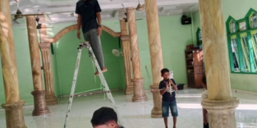 Generus LDII Kuala Tungkal Gotong Royong Bersihkan Masjid Hidayatul Ula