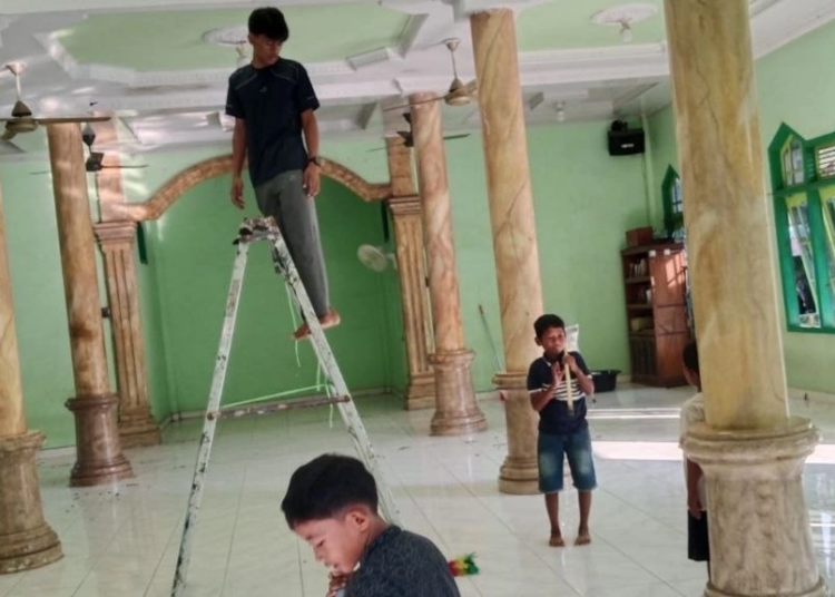 Generus LDII Kuala Tungkal Gotong Royong Bersihkan Masjid Hidayatul Ula