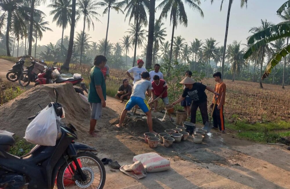 Warga LDII Pemanggilan Gotong Royong Perbaiki Jalan
