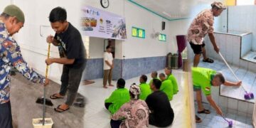 Kemenag RI Helat Geber Mas, LDII Agam Gotong Royong Bersihkan Masjid