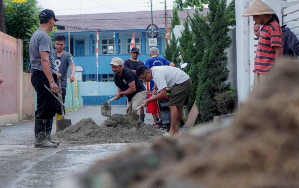 LDII Ilir Timur II dan Sungai Buah Kerja Bakti Pengecoran Jalan Swadaya Masyarakat
