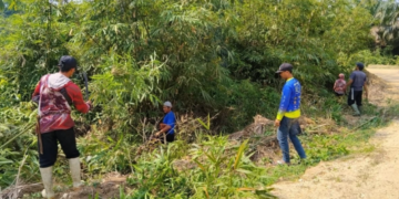 Sambut HUT ke-81 RI, Warga LDII Pelepat Gotong Royong Siapkan Bambu