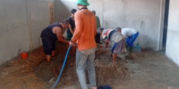 Warga LDII Batang Hari Gotong Royong Bangun Gedung