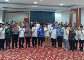 Ketua LDII Luwu Timur Serahkan Majalah Nuansa kepada Ketua FKUB