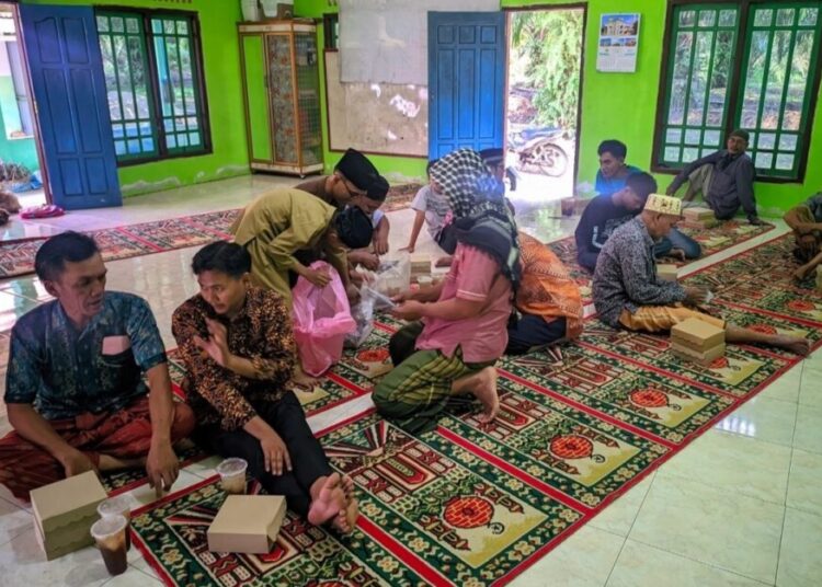 Jumat Berkah, LDII Pasar Singkut Bagikan Sedekah Makanan kepada Warga