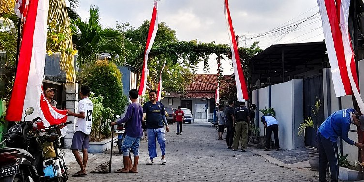 Warga LDII Banyuwangi Gotong Royong Sambut HUT Ke-81 RI