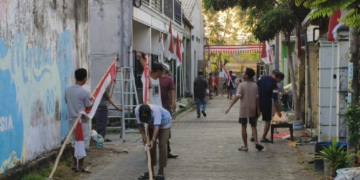 Sambut HUT Ke-81 RI, Warga LDII Tawangsari Bersihkan Lingkungan dan Pasang Bendera