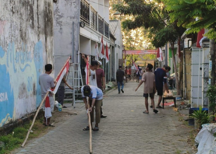 Sambut HUT Ke-81 RI, Warga LDII Tawangsari Bersihkan Lingkungan dan Pasang Bendera