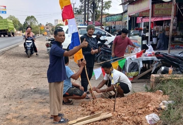 Gotong Royong Sambut HUT ke-81 RI, Warga LDII Sungai Lilin Helat Kerja Bakti