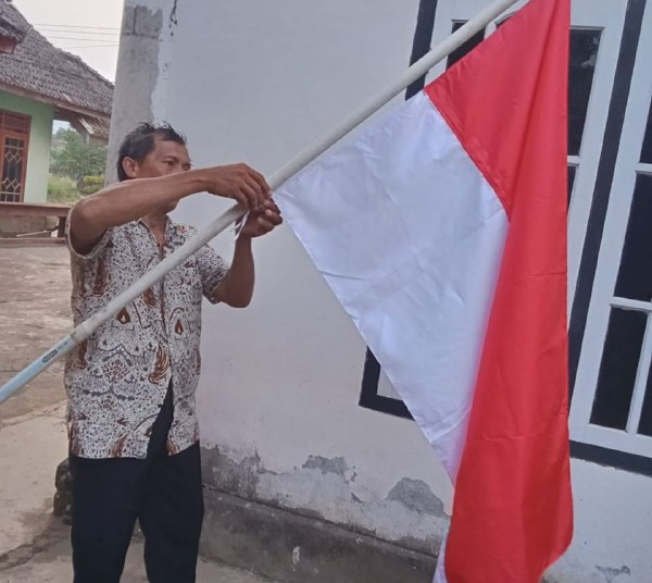 Peringati HUT RI, LDII Sukorejo Pasang Bendera Merah Putih