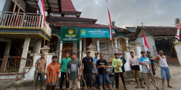 Warga LDII Kutorejo Gotong Royong dalam Gerakan Bersih-Bersih Masjid