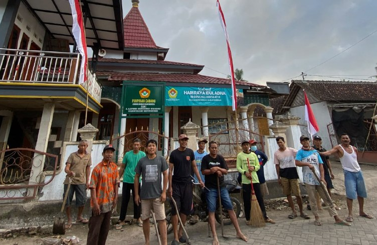 Warga LDII Kutorejo Gotong Royong dalam Gerakan Bersih-Bersih Masjid