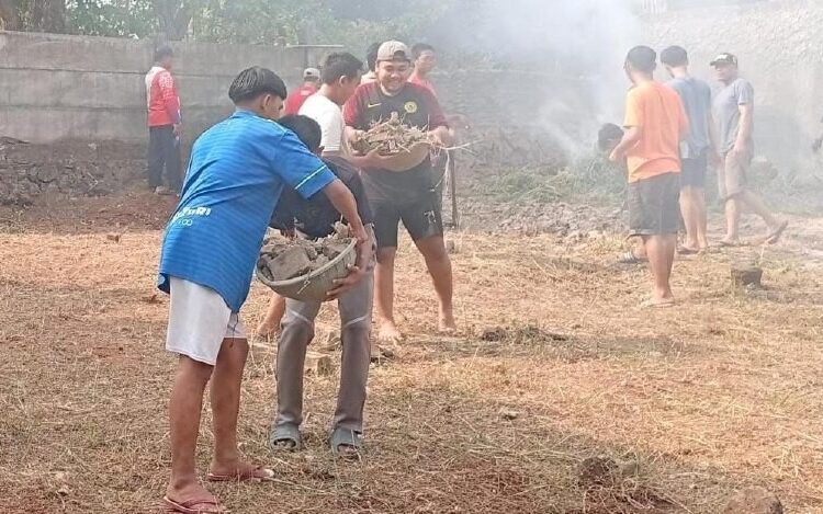 Warga LDII Desa Pejaten Gelar Kerja Bakti Bersama di Area Pemakaman