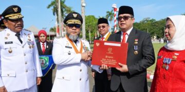 Ketua LDII Bengkulu Terima Satya Lencana Karya Satya, Gubernur Tekankan Pentingnya Persatuan