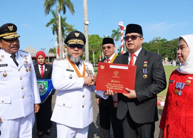 Ketua LDII Bengkulu Terima Satya Lencana Karya Satya, Gubernur Tekankan Pentingnya Persatuan