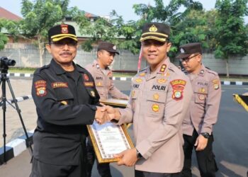 Polres Metro Tangerang Kota Beri Penghargaan pada Senkom Mitra Polri