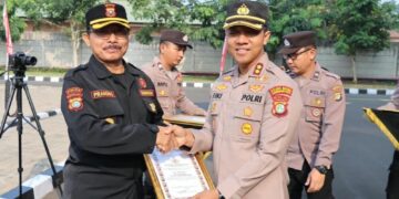 Polres Metro Tangerang Kota Beri Penghargaan pada Senkom Mitra Polri