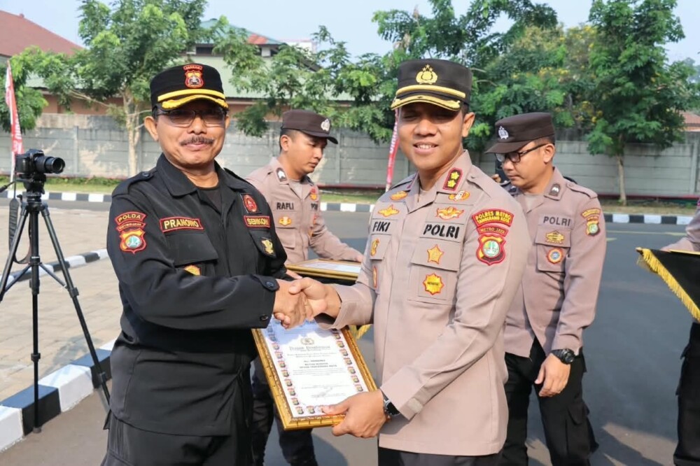 Polres Metro Tangerang Kota Beri Penghargaan pada Senkom Mitra Polri