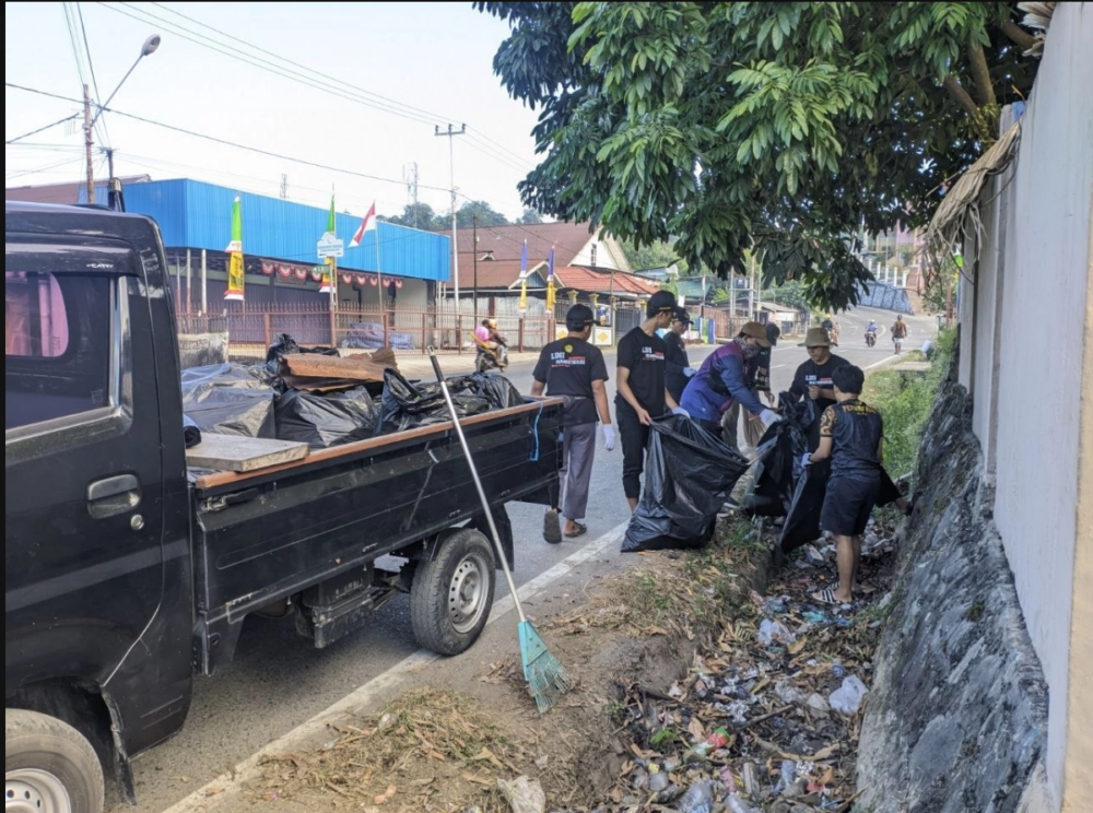 LDII Manokwari Barat Bersihkan Masjid dan Saluran Lingkungan Jelang HUT RI