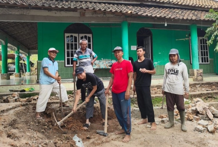 LDII Peninjauan Gotong Royong Perbaiki Akses Jalan Masjid