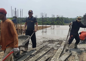 Santri Ponpes Taufiqurrohman Bantu Pengecoran Masjid Al Muhajirin