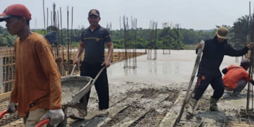 Santri Ponpes Taufiqurrohman Bantu Pengecoran Masjid Al Muhajirin